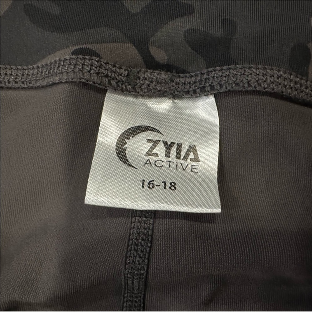 Zyia Active Camo Crop Leggings - Picture 4 of 6